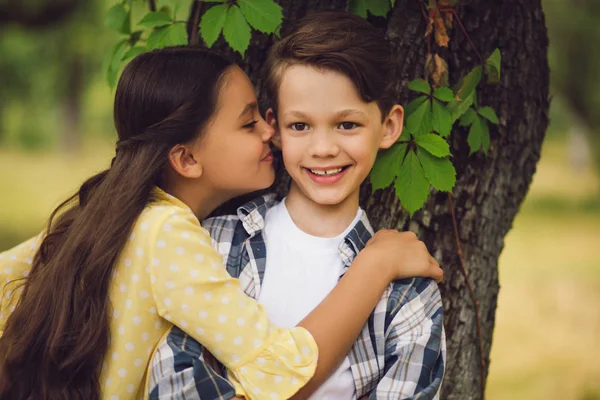 Маленька дівчинка цілує хлопчика . — стокове фото