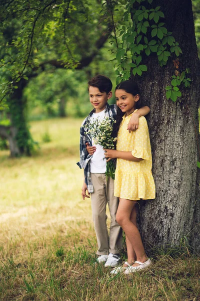 男の子女の子にお花のブーケを渡して. — ストック写真