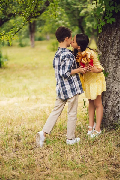 Petit garçon donnant cadeau à une petite fille . — Photo