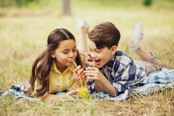 Dos niños bebiendo jugo juntos . —  Fotos de Stock