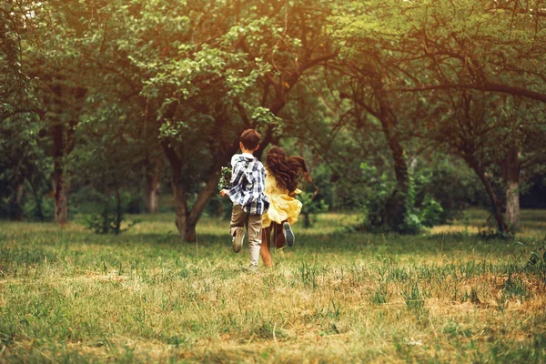 Niño Niña Corriendo Distancia Tomados Mano Romántica Pareja Dulces Niños — Foto de Stock