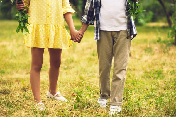 Chlapec a dívka se drží za ruce. — Stock fotografie