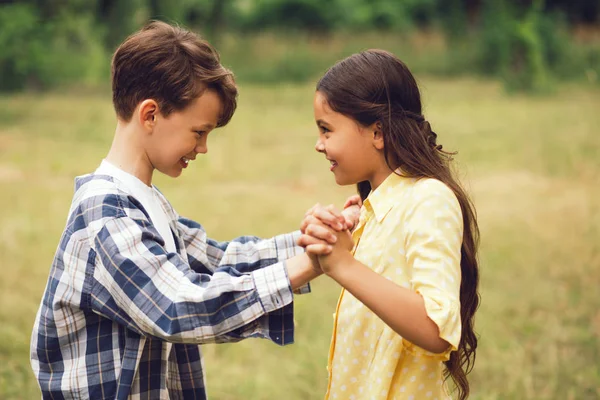 Deux mignons petits enfants s'amusent ensemble . — Photo