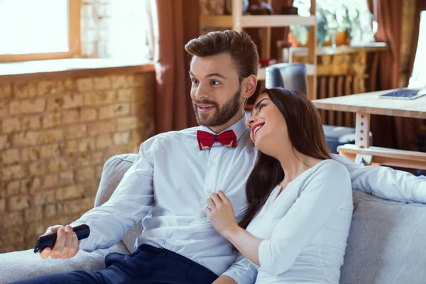 Casal feliz no sofá . — Fotografia de Stock