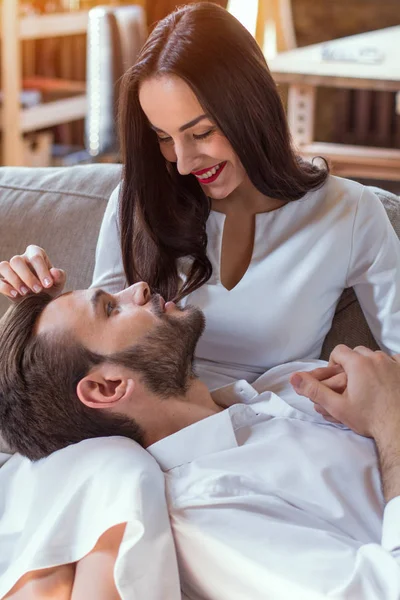 Adorável lovestory de belo casal dentro de casa . — Fotografia de Stock