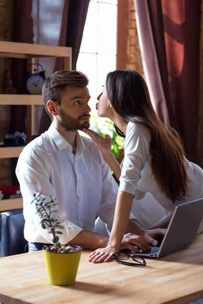 Glada par sitter på soffan. — Stockfoto