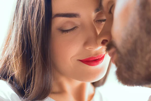 Gorgeus casal amor de perto . — Fotografia de Stock