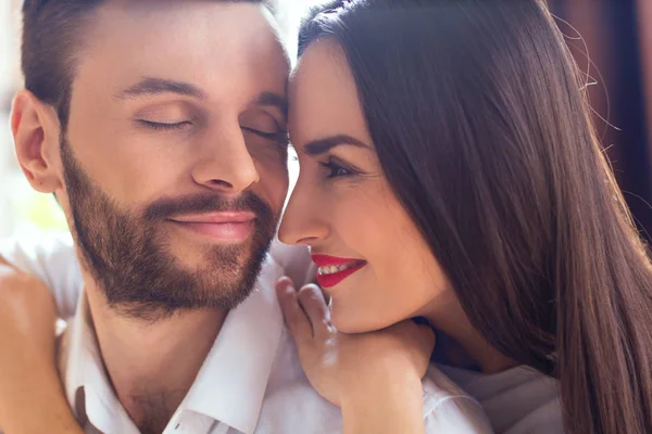 Casal feliz sentado no sofá . — Fotografia de Stock