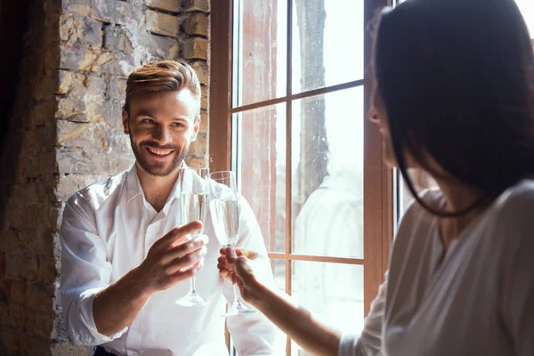 Joven pareja teniendo romántica noche en casa mujer leyendo libro — Foto de Stock