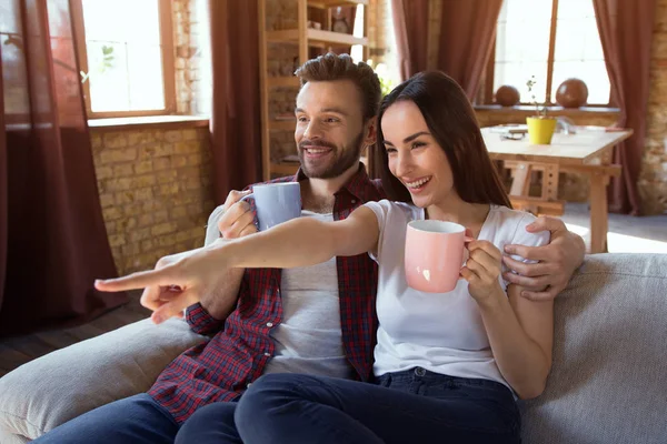 Härligt par som dricker kaffe tillsammans. — Stockfoto