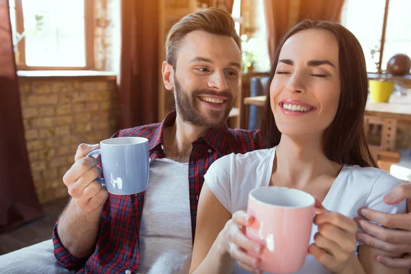 Härligt par som dricker kaffe tillsammans. — Stockfoto