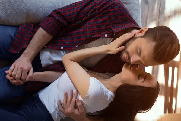 Pareja feliz sentada en el sofá . — Foto de Stock