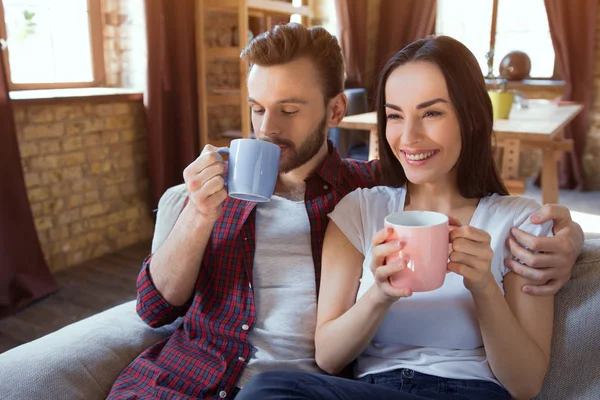 Härligt par som dricker kaffe tillsammans. — Stockfoto