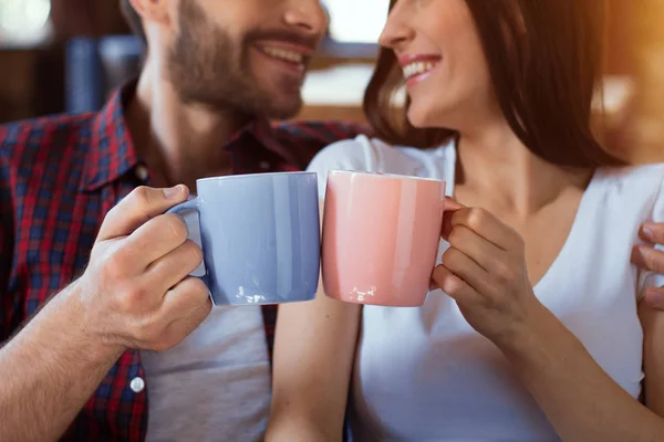 Härligt par som dricker kaffe tillsammans. — Stockfoto