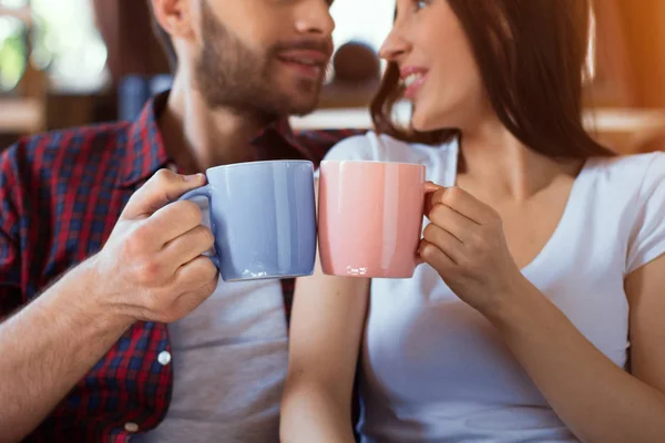 Schönes Paar trinkt Kaffee zusammen. — Stockfoto