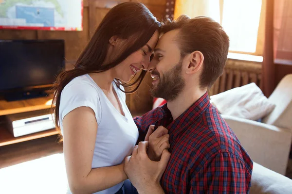 Casal feliz sentado no sofá . — Fotografia de Stock