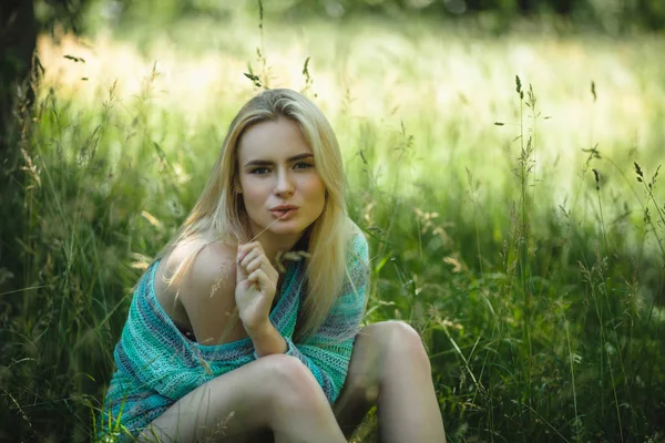 Hermosa chica rubia en el bosque . —  Fotos de Stock