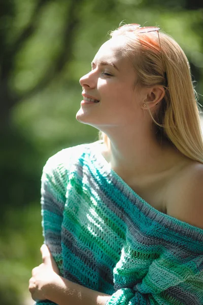 Hermosa chica rubia en el bosque . —  Fotos de Stock