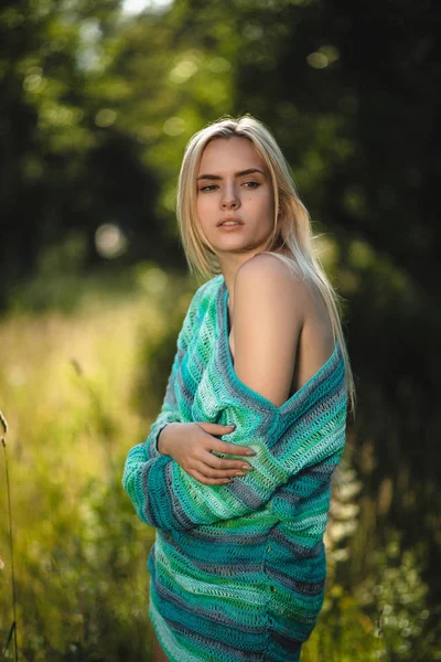 Hermosa chica rubia en el bosque . —  Fotos de Stock