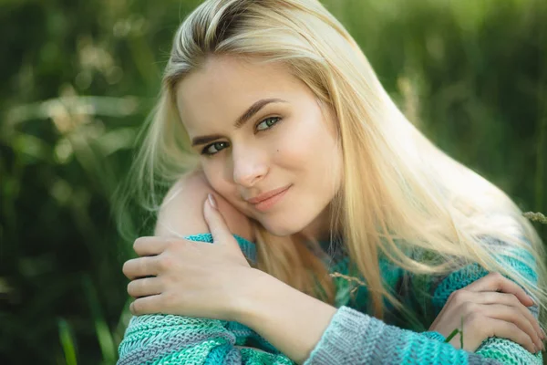 Primer plano retrato de mujer rubia . —  Fotos de Stock