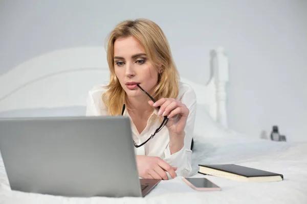 Donna d'affari computer portatile di lavoro a letto — Foto Stock