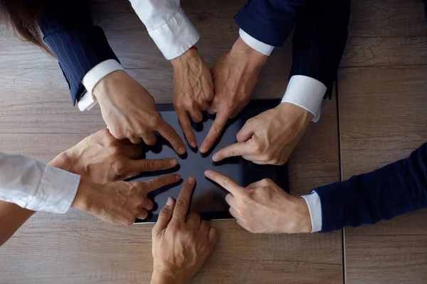 Tablet im Büro mit der Hand berühren — Stockfoto