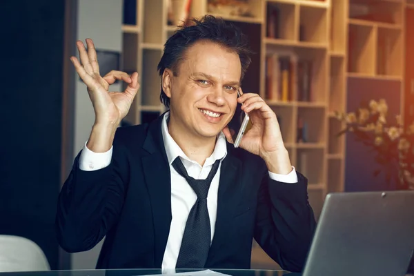 Bello uomo d'affari che lavora da casa — Foto Stock