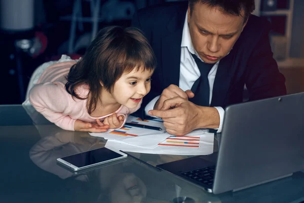 Dotter att hjälpa far arbetar hemma — Stockfoto