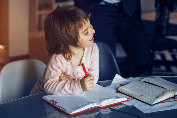 Businessman and his daughter spending time together — Stock Photo, Image