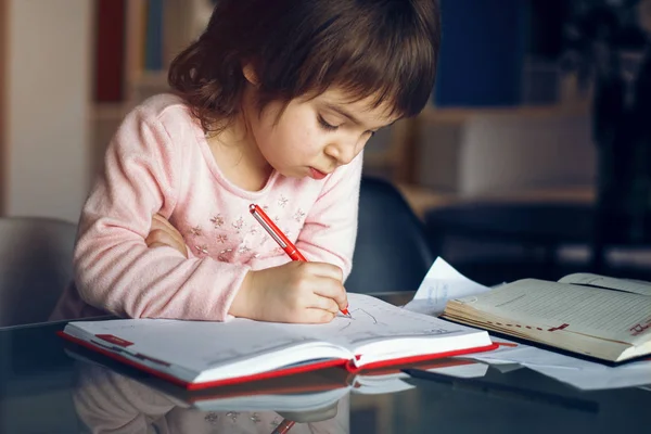 Zakenman en zijn dochter die tijd samen doorbrengen — Stockfoto