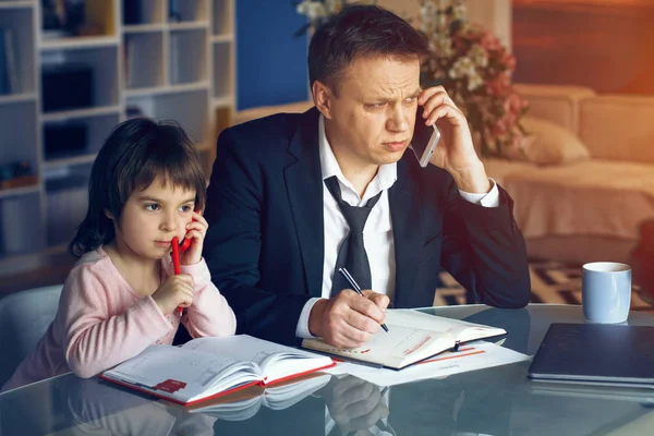 Affärsmannen och hans dotter umgås tillsammans — Stockfoto