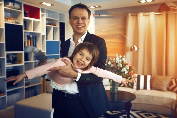 Vader zakenman speelt met dochter — Stockfoto