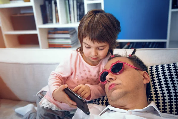 Niña haciendo selfie con su padre durmiendo — Foto de Stock