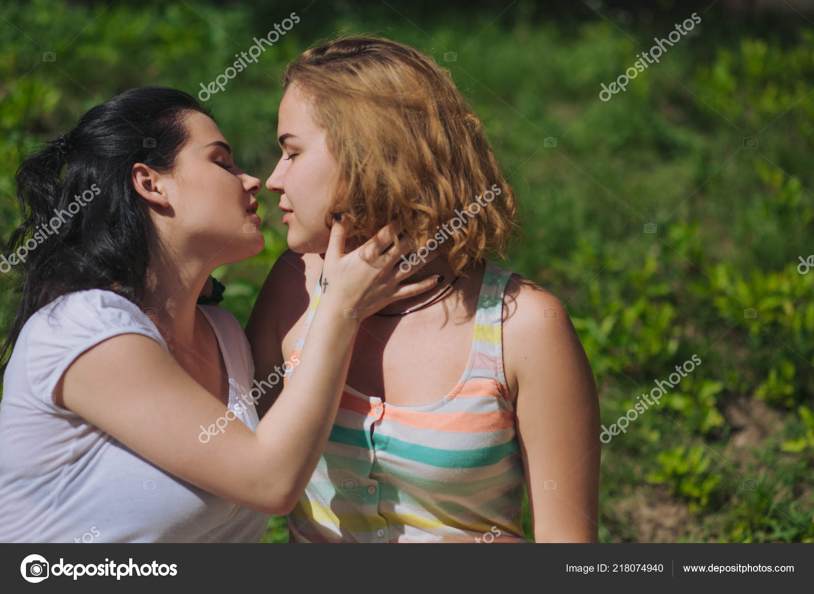 Hot Lesbian Kissing Licking