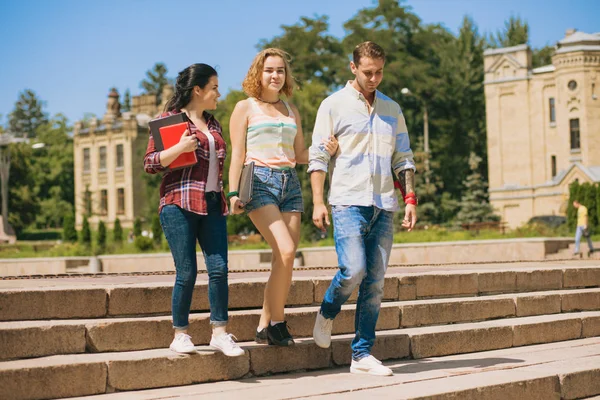 Gelukkig studenten samen wandelen — Stockfoto