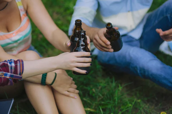 Grupo de amigos que descansam no parque — Fotografia de Stock