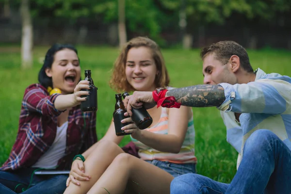 Bere qualcosa in un parco — Foto Stock