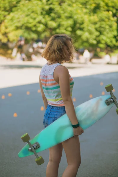 Meisje met een skateboard — Stockfoto