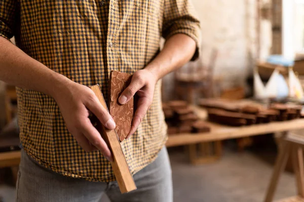 Manos de un carpintero de madera . — Foto de Stock