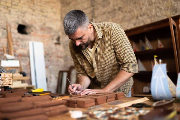 Hout timmerman op het werk in zijn werkplaats — Stockfoto