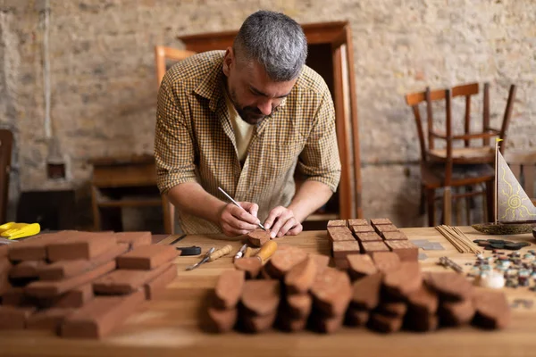 Carpintero de madera trabajando en su taller — Foto de Stock
