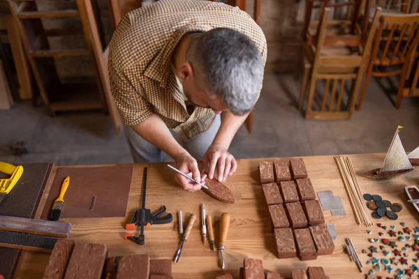 Carpintero de madera trabajando en su taller — Foto de Stock