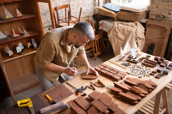 Carpintero de madera trabajando en su taller — Foto de Stock