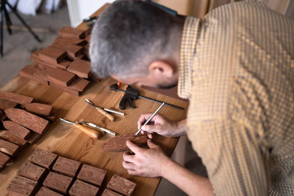 Vista de cerca del carpintero que marca la madera con lápiz — Foto de Stock