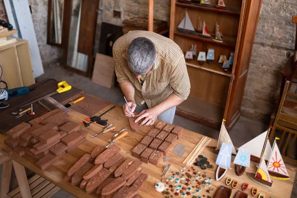 Carpintero de madera trabajando en su taller — Foto de Stock