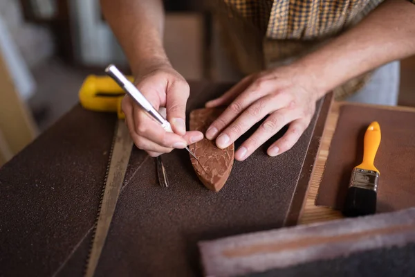 Un carpintero usando su cincel — Foto de Stock