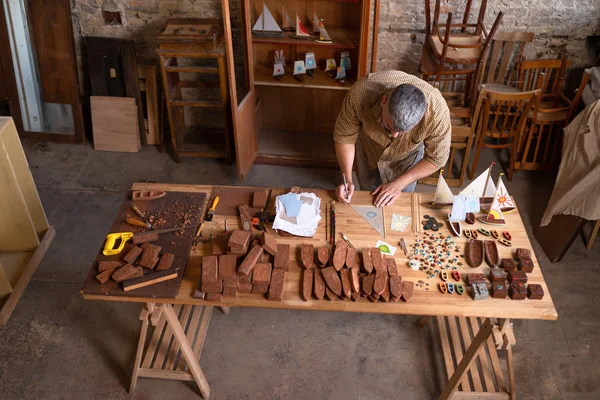 Un carpintero en su taller está dibujando un modelo — Foto de Stock