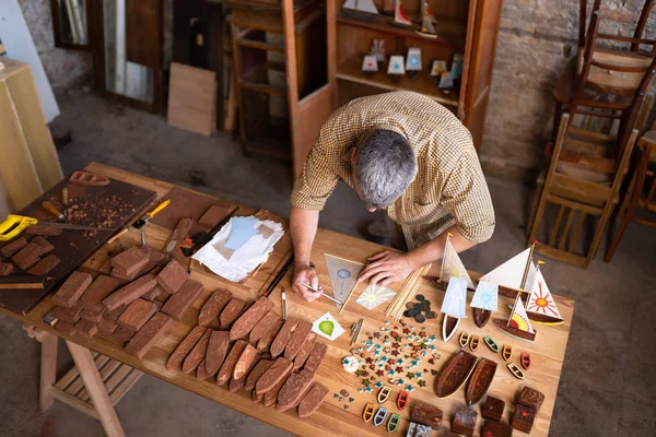 Un carpintero está dibujando un modelo en su taller — Foto de Stock