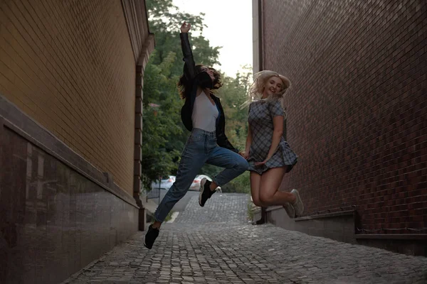 Twee meisjes lopen op straat — Stockfoto
