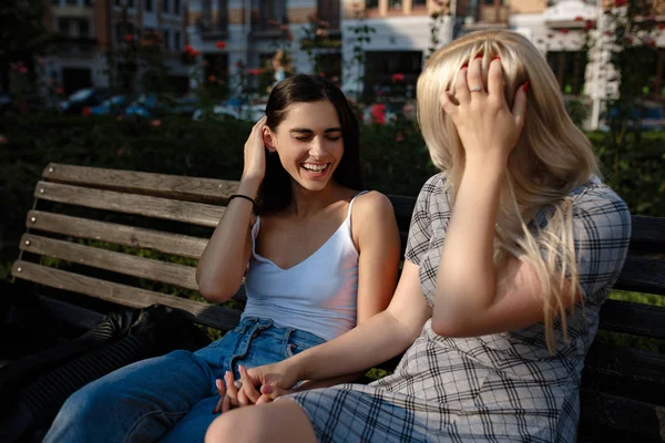 Lesbianas pareja juntos al aire libre —  Fotos de Stock